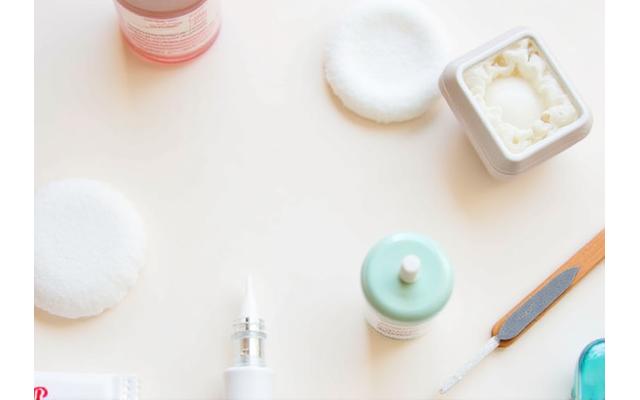 Matériel pour retirer le vernis semi-permanent : coton, acétone, lime.