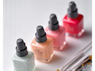 Gros plan sur des produits et applicateurs d'acrygel et de gel pour ongles.